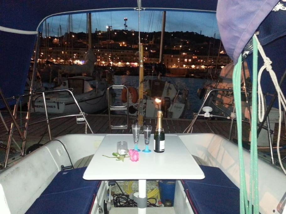 Nuitee A Bord De Danilou Un Voilier De 9.50m *