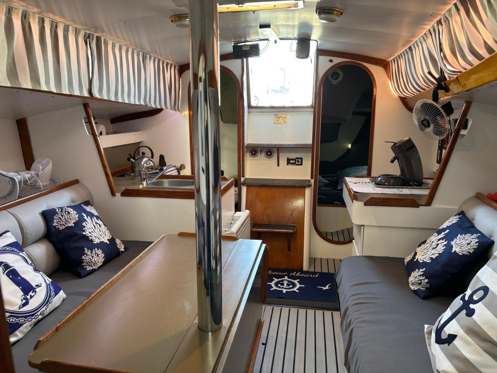 Nuitee A Bord De Danilou Un Voilier De 9.50m Bateau-hôtel